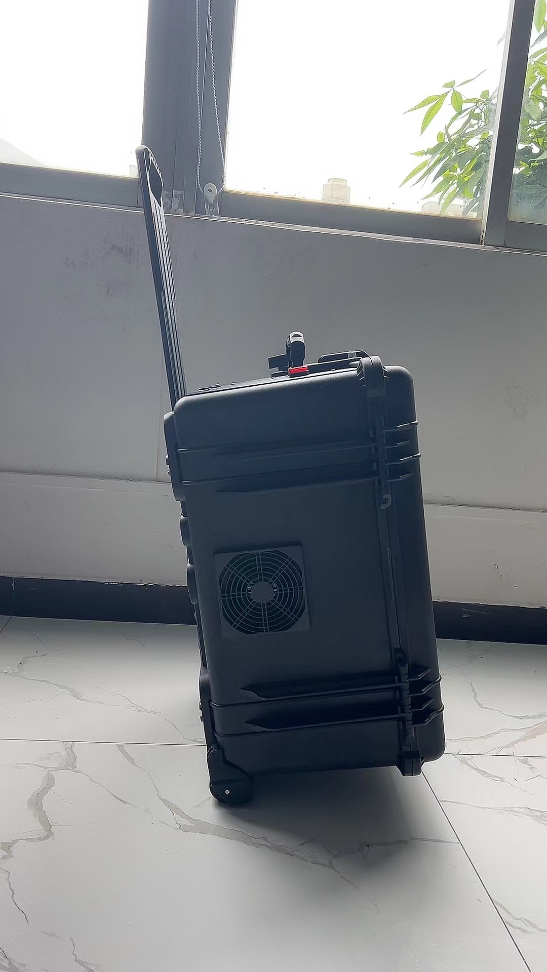 多伦手拉箱型移动通信干扰器